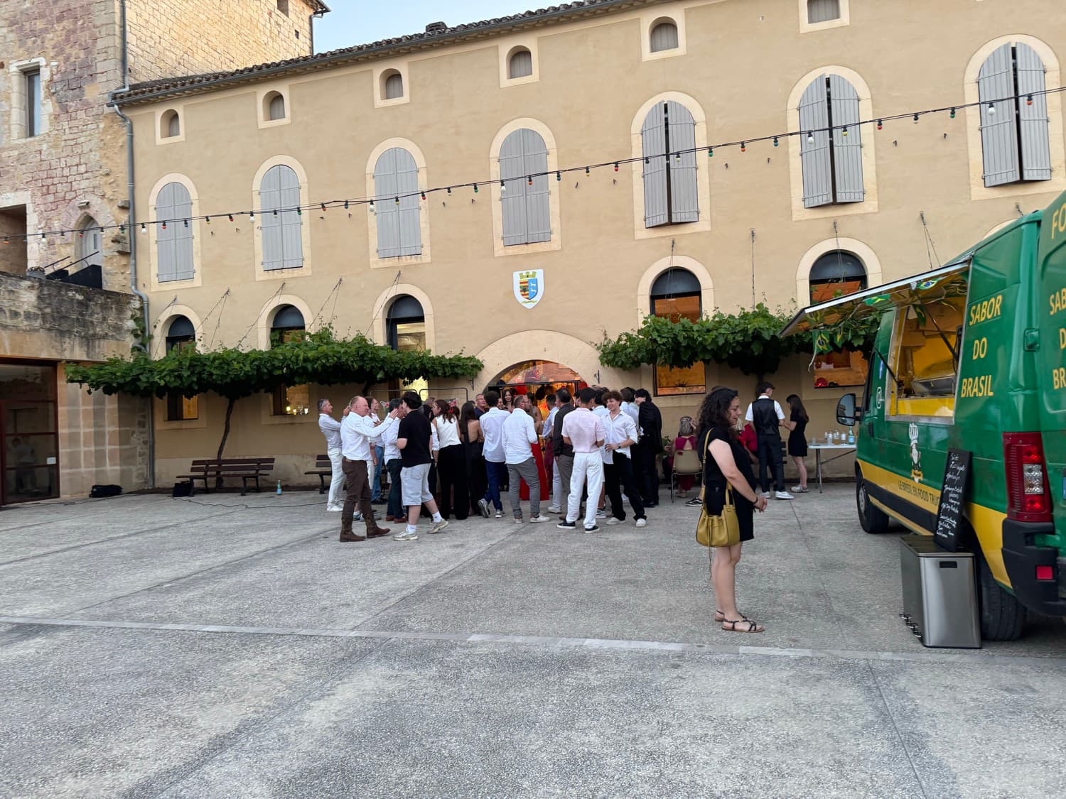 Food truck Sabor Do Brasil privatisé dans la cour du Château de Floressas