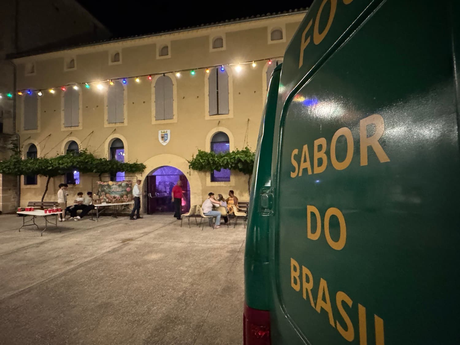 Le camion Sabor Do Brasil de nuit sous les guirlandes du château